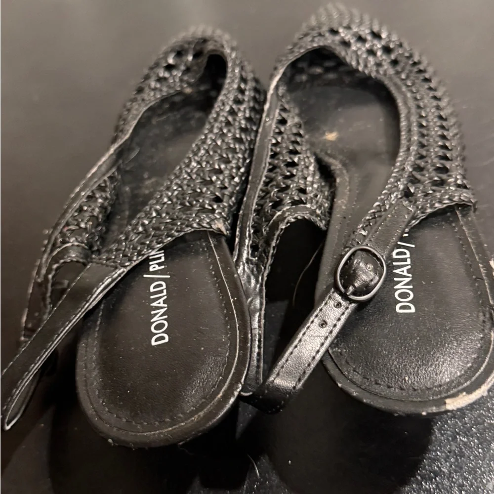 Donald J. Pliner Black slingback with Woven Texture kitten heel size 7